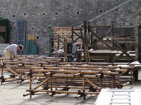 Treballs de muntatge a la pla&ccedil;a dels Jurats