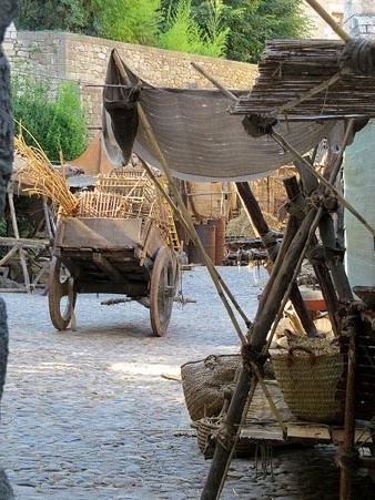 Detall de l'escenari muntat al carrer Ferran el cat&ograve;lic, davant els Banys &Agrave;rabs, que representa un mercat de mar