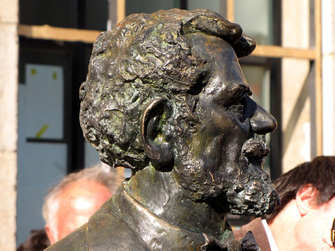 Detall de l'escultura de Laure&agrave; Dalmau i Pla