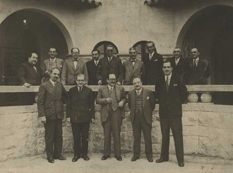 Retrat de grup a l'Hostal de la Gavina de S'Agar&oacute; (Castell-Platja d'Aro, el Baix Empord&agrave;). En segon terme d'esquerra a dreta s'identifica a: Josep Puig i Pujades, Miquel de Palol i Felip i el quart per la dreta Laure&agrave; Dalmau i Pla. En primer terme el primer per l'esquerra Josep Tarradellas i Joan.