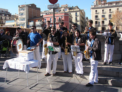 Concert de nadales i d'altres can&ccedil;ons pel grup Xaranga Damm-er al Pont de Pedra.