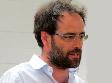 L'editor Bernat Puigtobella durant la seva intervenci&oacute;