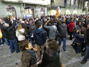 Concentraci&oacute; a la pla&ccedil;a del Vi per celebrar el nomenament de Carles Puigdemont com a candidat a la Generalitat de Catalunya
