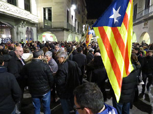 Concentraci&oacute; a la pla&ccedil;a del Vi per celebrar el nomenament de Carles Puigdemont com a candidat a la Generalitat de Catalunya