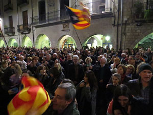 Concentraci&oacute; a la pla&ccedil;a del Vi per celebrar el nomenament de Carles Puigdemont com a candidat a la Generalitat de Catalunya