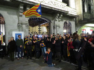 Concentraci&oacute; a la pla&ccedil;a del Vi per celebrar el nomenament de Carles Puigdemont com a candidat a la Generalitat de Catalunya