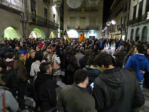 Concentraci&oacute; a la pla&ccedil;a del Vi per celebrar el nomenament de Carles Puigdemont com a candidat a la Generalitat de Catalunya