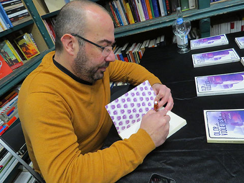 Josep Campmaj&oacute; signant exemplar del seu llibre