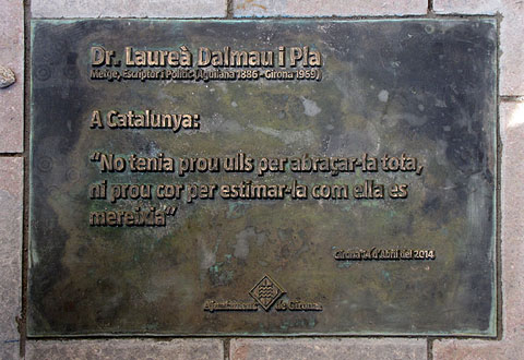 Placa que acompanya l'escultura, descoberta durant la inauguraci&oacute;