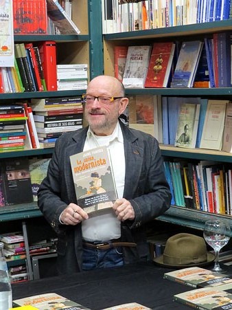 Jaume F&agrave;brega amb un exemplar del seu llibre