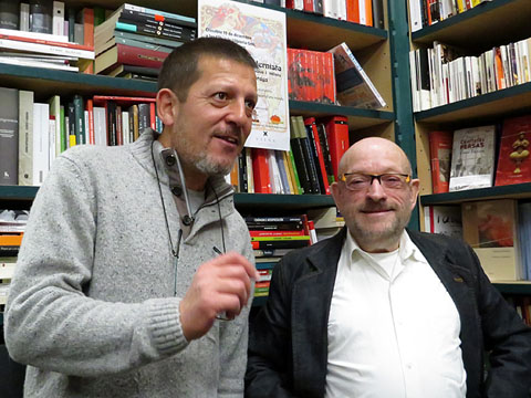 Jaume F&agrave;brega amb el llibreter Pere Rodeja, durant la presentaci&oacute;