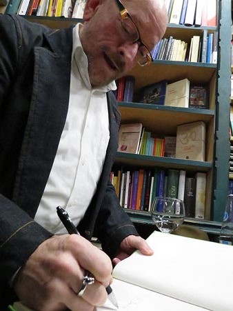 Jaume F&agrave;brega signant exemplars del seu llibre