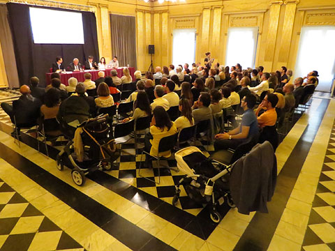 Un moment de la presentaci&oacute; del llibre al Sal&oacute; de Descans del Teatre Municipal
