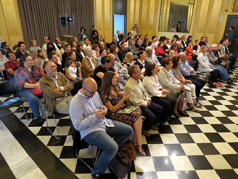 Un moment de la presentaci&oacute; del llibre al Sal&oacute; de Descans del Teatre Municipal