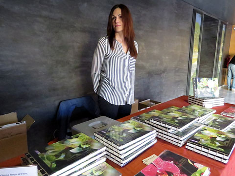 Venda de llibres a la sortida de la presentaci&oacute;