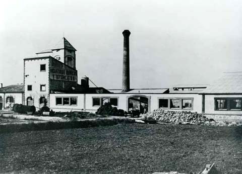 Vista de la f&agrave;brica de les Ind&uacute;stries Qu&iacute;miques i Tart&agrave;riques, coneguda popularment com els Qu&iacute;mics, a la zona de Palau Sacosta. 1920-1929