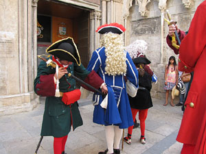 Sortida de la bas&iacute;lica de Sant Feliu