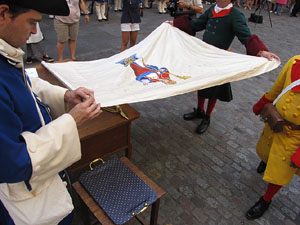 Clavetejat de la bandera a la pla&ccedil;a del Vi