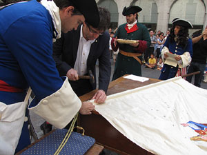 Clavetejat de la bandera a la pla&ccedil;a del Vi