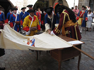 Clavetejat de la bandera a la pla&ccedil;a del Vi