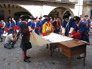 Clavetejat de la bandera a la pla&ccedil;a del Vi