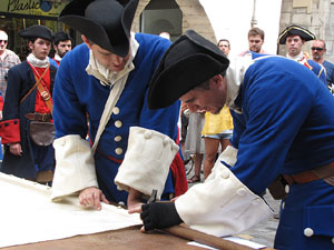 Clavetejat de la bandera a la pla&ccedil;a del Vi