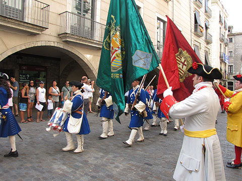 Arribada del regiment de Sant Narc&iacute;s a la pla&ccedil;a del Vi