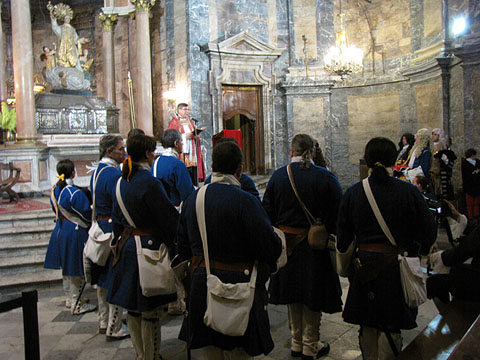 La tropa del regiment de Sant Narc&iacute;s a la capella del sant