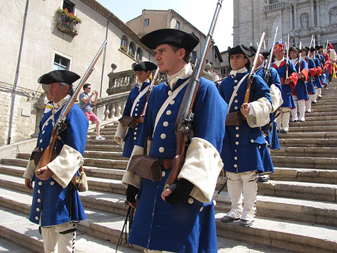 La formaci&oacute; del regiment de Sant Narc&iacute;s a les escales de la Catedral