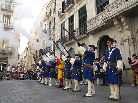 El regiment de Sant Narc&iacute;s disparant les salves d'ordenan&ccedil;a
