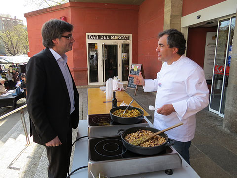 L'alcalde Carles Puigdemont i el cuiner Toni Vallory, amb l'aperitiu confeccionat amb productes del Mercat del Lle&oacute;