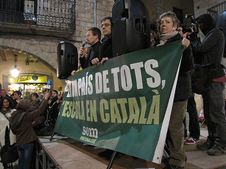 Concentraci&oacute; en defensa de l'escola en catal&agrave; a la pla&ccedil;a del Vi