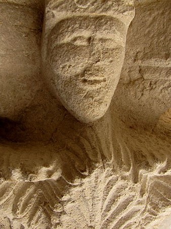 Capitell del claustre amb representaci&oacute; antropom&ograve;rfica