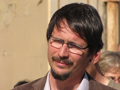 L'escultor Tom&agrave;s Pons, durant la inauguraci&oacute;
