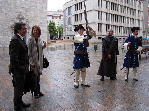 L'alcalde de Girona Carles Puigdemont i la regidora Marta Madrenas, saludats a l'entrada a la Casa de Cultura pels Miquelets de Girona - Regiment de Sant Narc&iacute;s