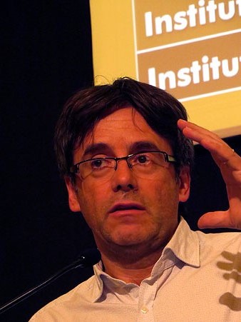 L'alcalde de Girona Carles Puigdemont comentant els resultats al sal&oacute; de descans del Teatre Municipal