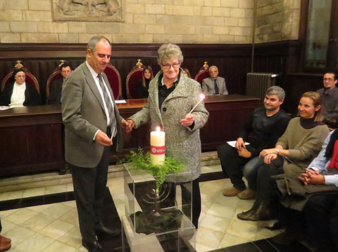 Anna Pascual, v&iacute;dua d'Isidre Vicens, i d'Albert Ballesta, alcalde de Girona, encenen l'espelma testimonial