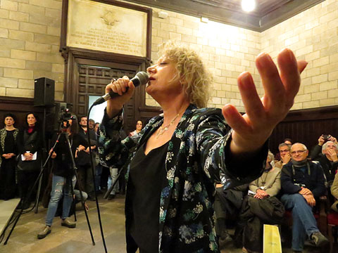 Marina Rossell durant la seva actuaci&oacute; musical