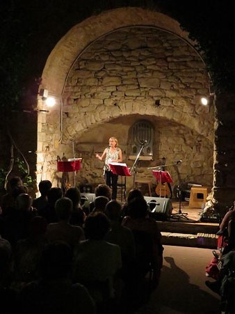 Assumpci&oacute; Hosta, directora del Patronat del Call, durant la presentaci&oacute; del concert
