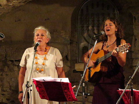 Un moment del concert al Pati dels Rabins amb Rosa Zaragoza i Rus&oacute; Sala