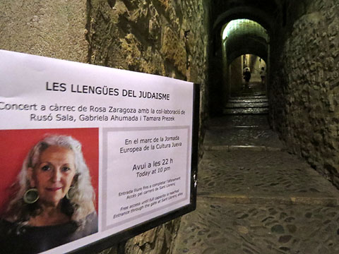 Carrer de Sant Lloren&ccedil;, acc&eacute;s al Pati dels Rabins