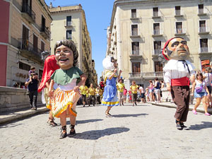Cercavila amb els gegants i capgrossos de Girona, els de Torroella de Montgr&iacute; i els del Grupo Cultural Aserr&iacute; de Costa Rica