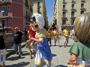 Cercavila amb els gegants i capgrossos de Girona, els de Torroella de Montgr&iacute; i els del Grupo Cultural Aserr&iacute; de Costa Rica