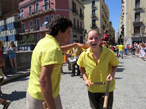 Cercavila amb els gegants i capgrossos de Girona, els de Torroella de Montgr&iacute; i els del Grupo Cultural Aserr&iacute; de Costa Rica