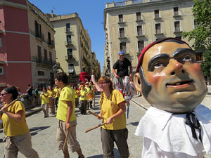 Cercavila amb els gegants i capgrossos de Girona, els de Torroella de Montgr&iacute; i els del Grupo Cultural Aserr&iacute; de Costa Rica