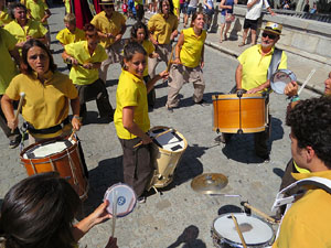 Cercavila amb els gegants i capgrossos de Girona, els de Torroella de Montgr&iacute; i els del Grupo Cultural Aserr&iacute; de Costa Rica