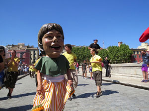 Cercavila amb els gegants i capgrossos de Girona, els de Torroella de Montgr&iacute; i els del Grupo Cultural Aserr&iacute; de Costa Rica