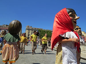 Cercavila amb els gegants i capgrossos de Girona, els de Torroella de Montgr&iacute; i els del Grupo Cultural Aserr&iacute; de Costa Rica