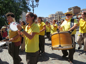 Cercavila amb els gegants i capgrossos de Girona, els de Torroella de Montgr&iacute; i els del Grupo Cultural Aserr&iacute; de Costa Rica