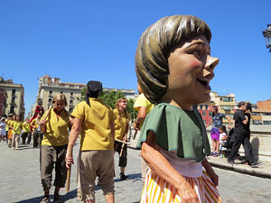 Cercavila amb els gegants i capgrossos de Girona, els de Torroella de Montgr&iacute; i els del Grupo Cultural Aserr&iacute; de Costa Rica